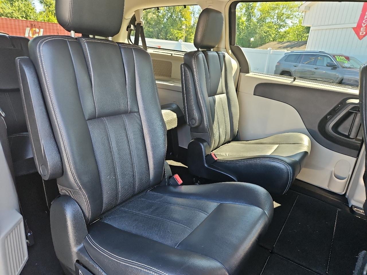 Chrysler Town & Country Touring-L 2011