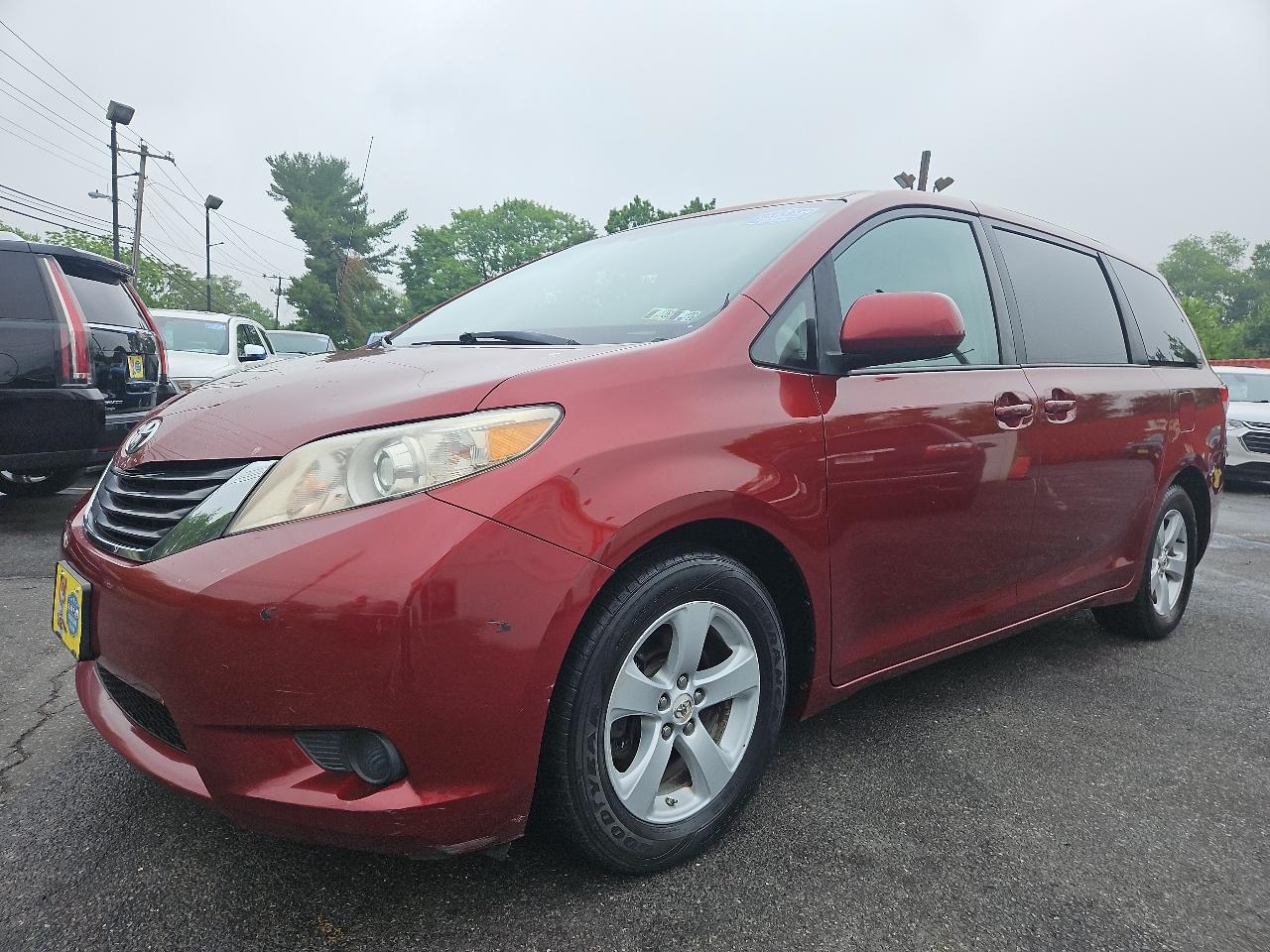 Toyota Sienna LE 8-Pass V6 2011