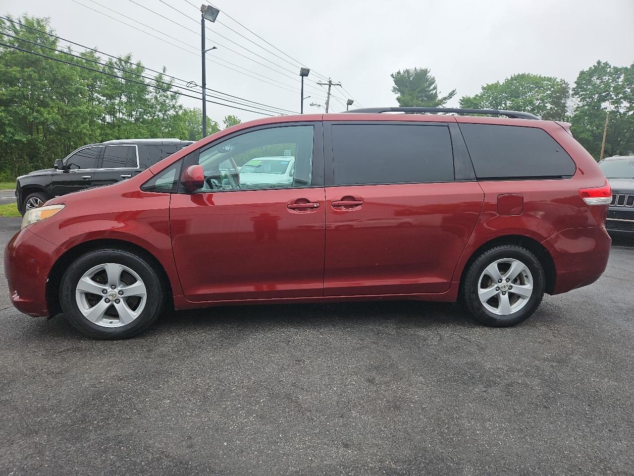 Toyota Sienna LE 8-Pass V6 2011