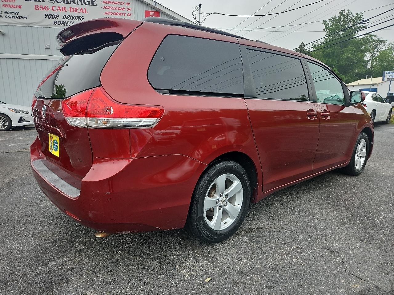 Toyota Sienna LE 8-Pass V6 2011