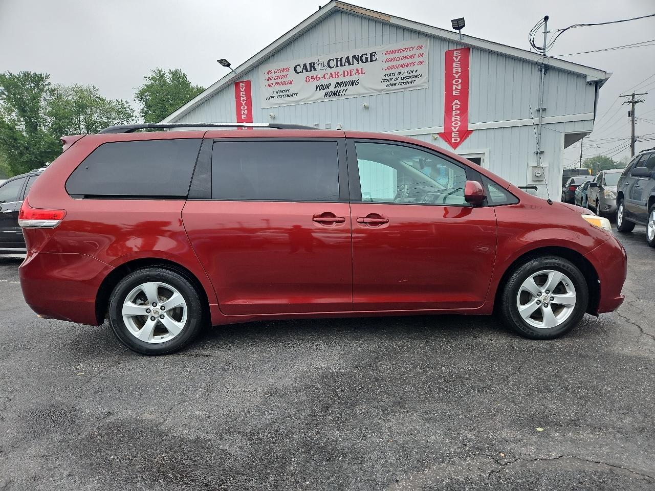 Toyota Sienna LE 8-Pass V6 2011