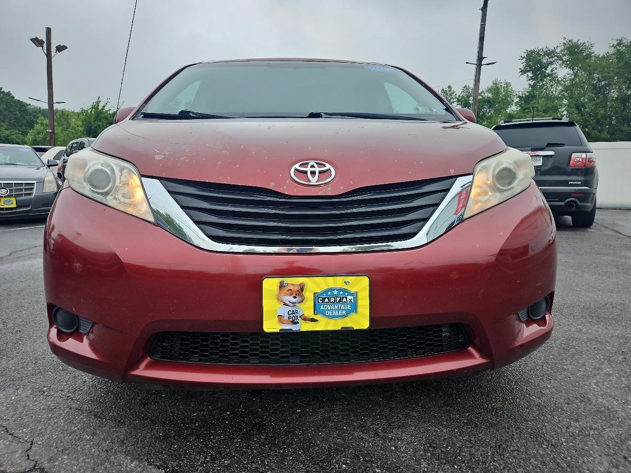 Toyota Sienna LE 8-Pass V6 2011