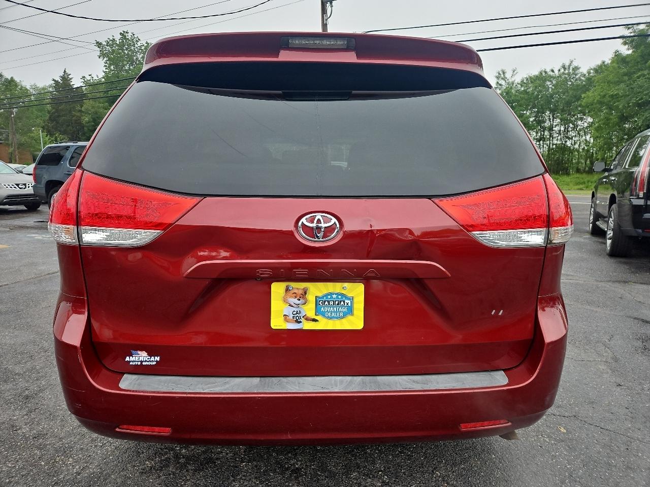 Toyota Sienna LE 8-Pass V6 2011