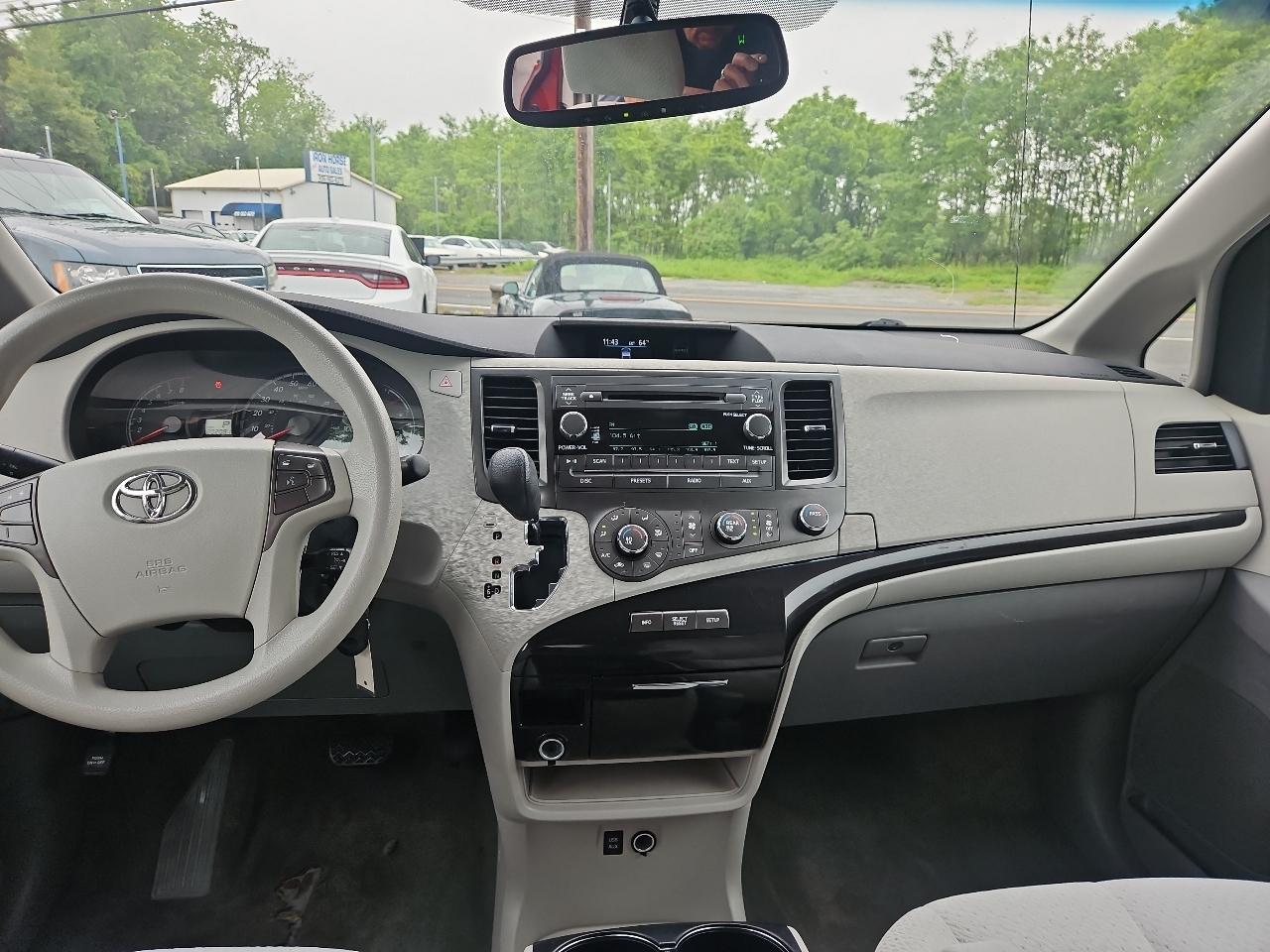 Toyota Sienna LE 8-Pass V6 2011