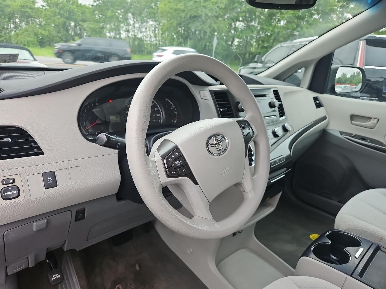Toyota Sienna LE 8-Pass V6 2011