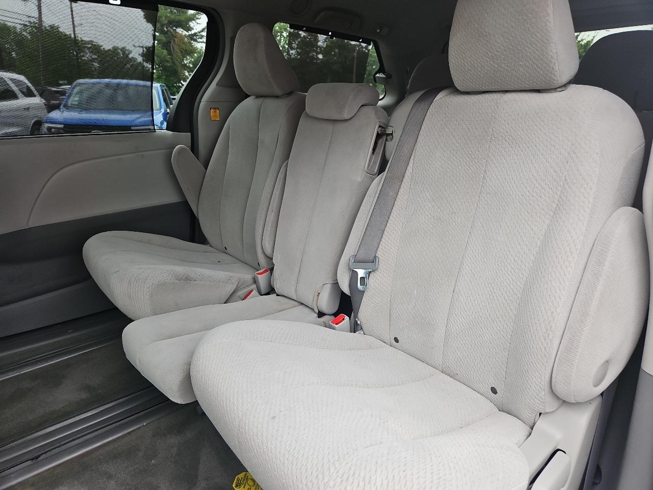 Toyota Sienna LE 8-Pass V6 2011