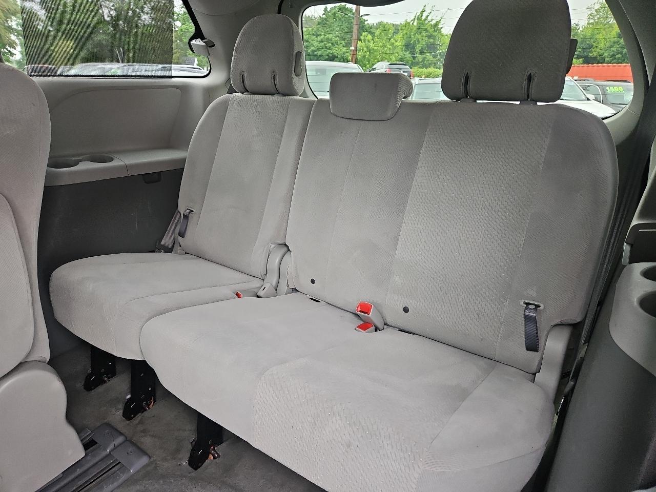 Toyota Sienna LE 8-Pass V6 2011