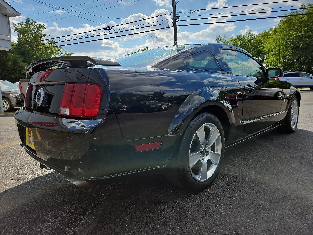 Ford Mustang GT Deluxe Coupe 2006