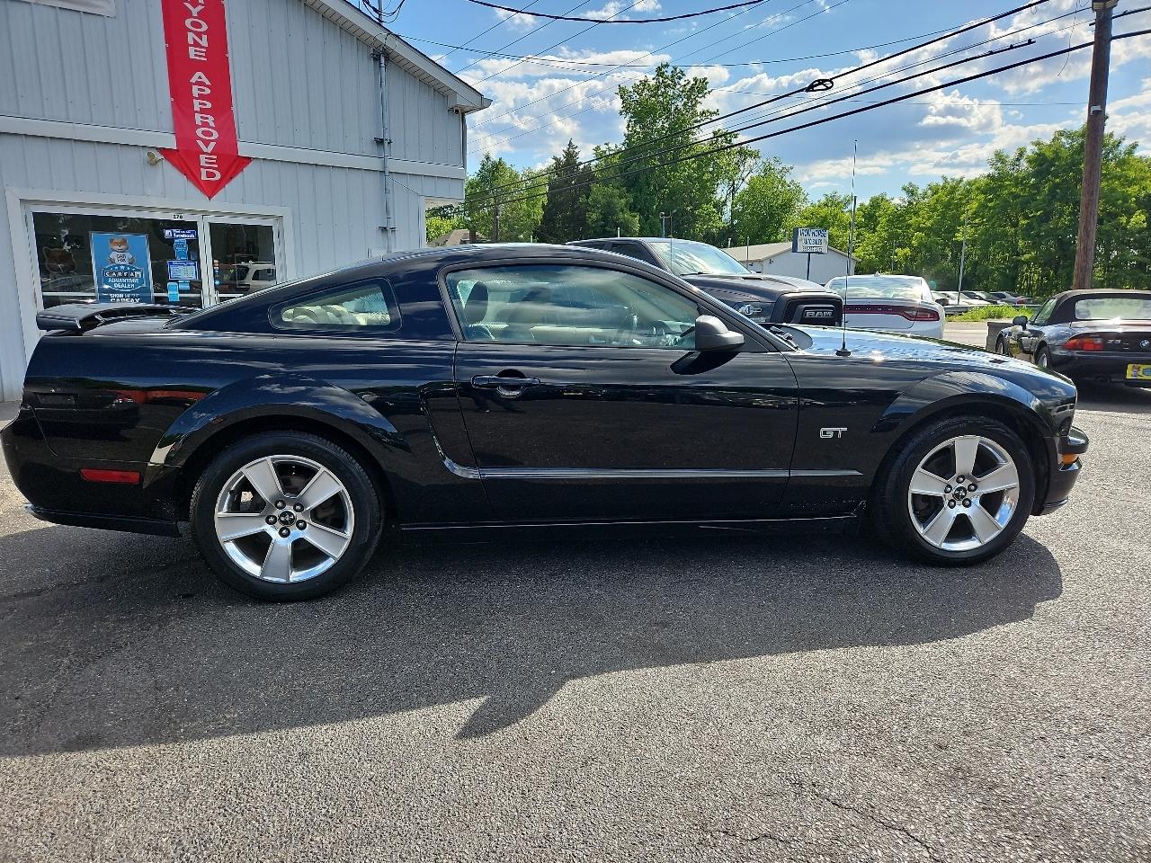 Ford Mustang GT Deluxe Coupe 2006