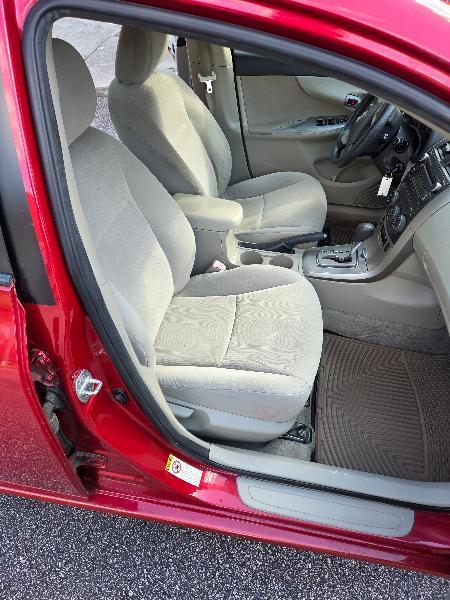 Toyota Corolla LE 4-Speed AT 2011