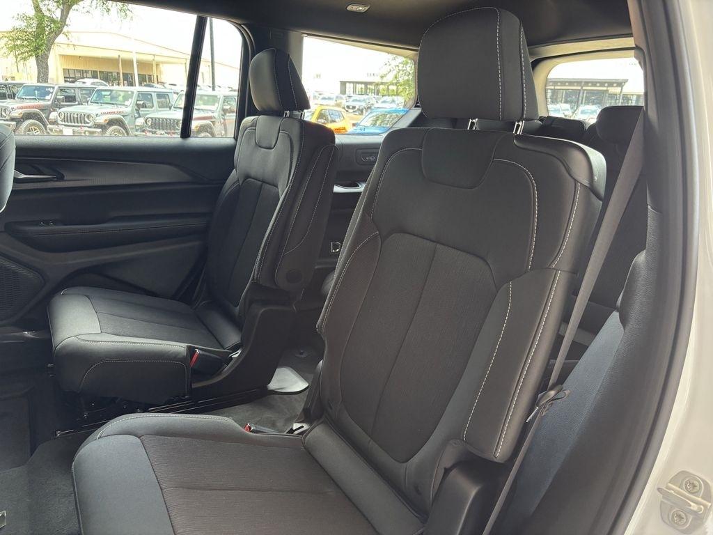Jeep Grand Cherokee L Laredo 2WD 2026
