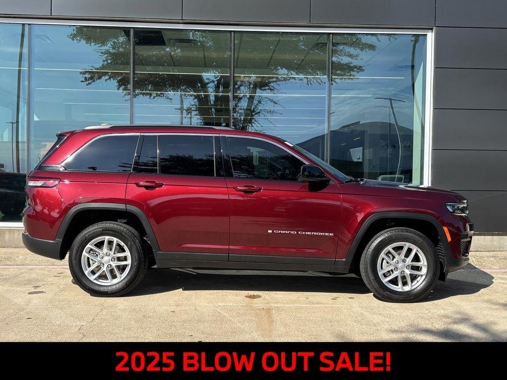 Jeep Grand Cherokee Laredo 4WD 2025