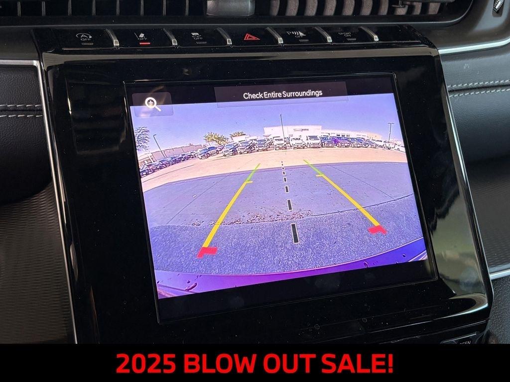 Jeep Grand Cherokee Laredo 4WD 2025