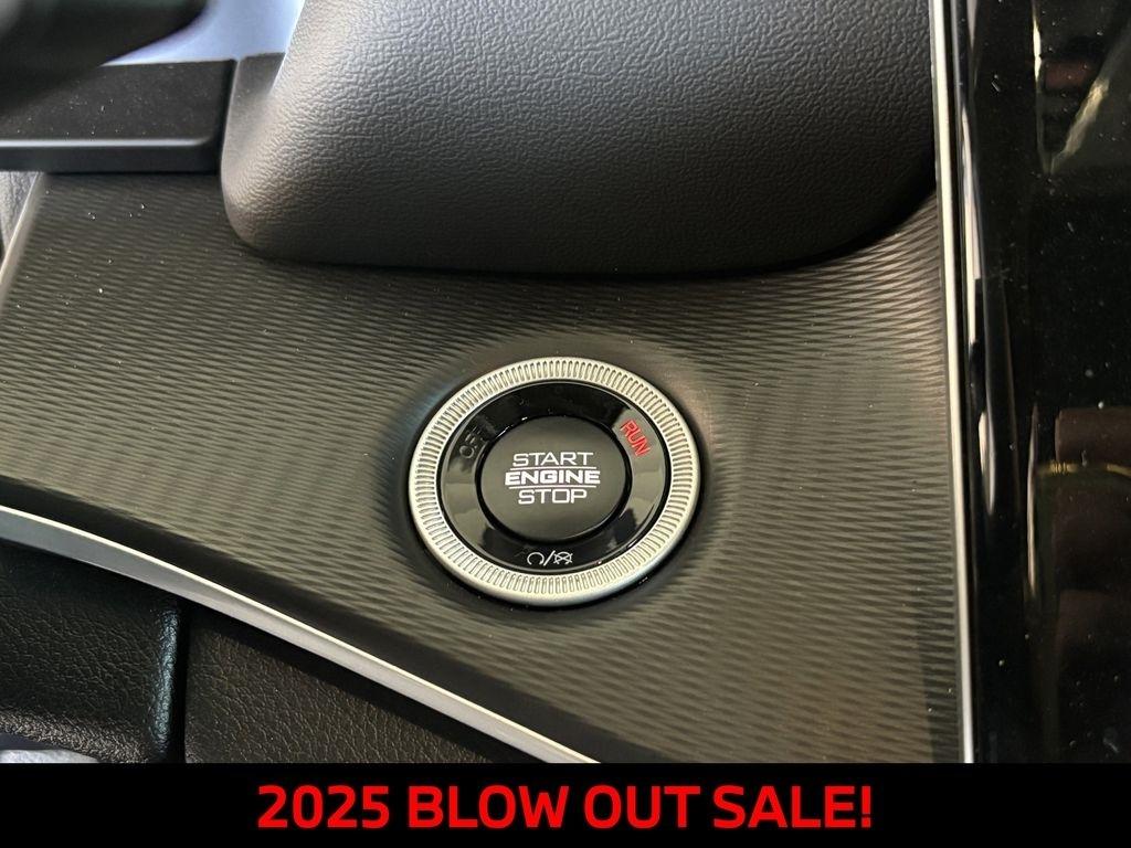 Jeep Grand Cherokee Laredo 4WD 2025