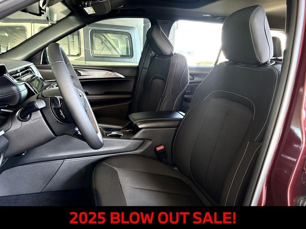 Jeep Grand Cherokee Laredo 4WD 2025