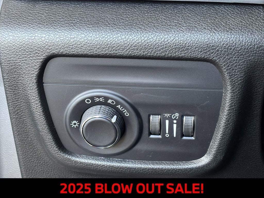 Jeep Grand Cherokee Laredo 4WD 2025