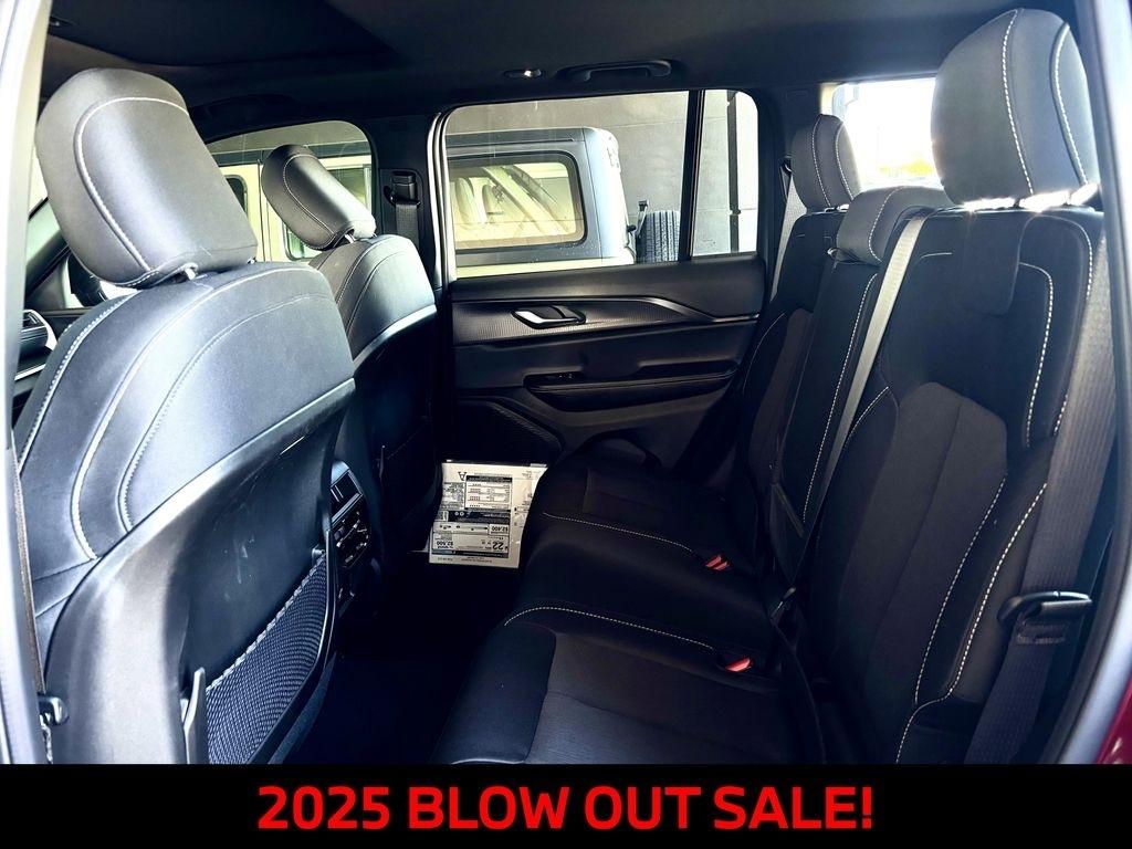 Jeep Grand Cherokee Laredo 4WD 2025