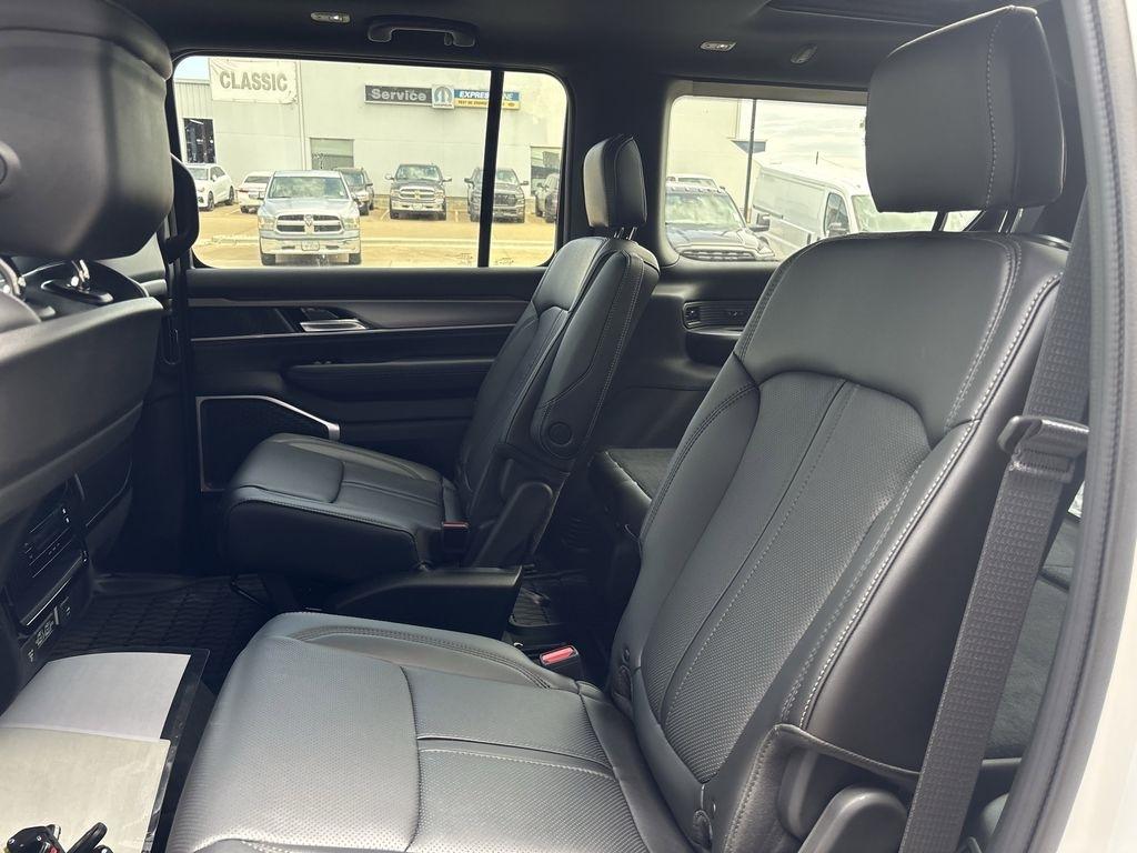 Jeep Wagoneer Base 4WD 2026