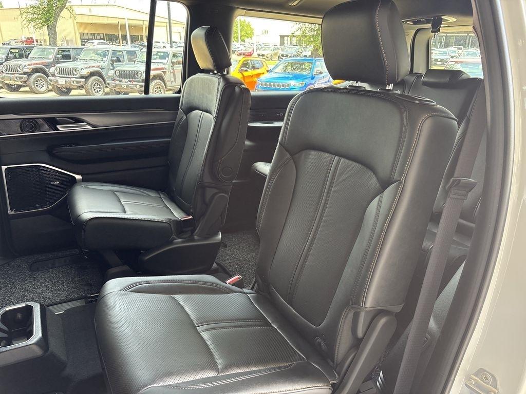 Jeep Wagoneer Base 4WD 2026