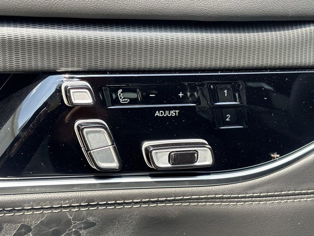 Jeep Grand Wagoneer Base 2026