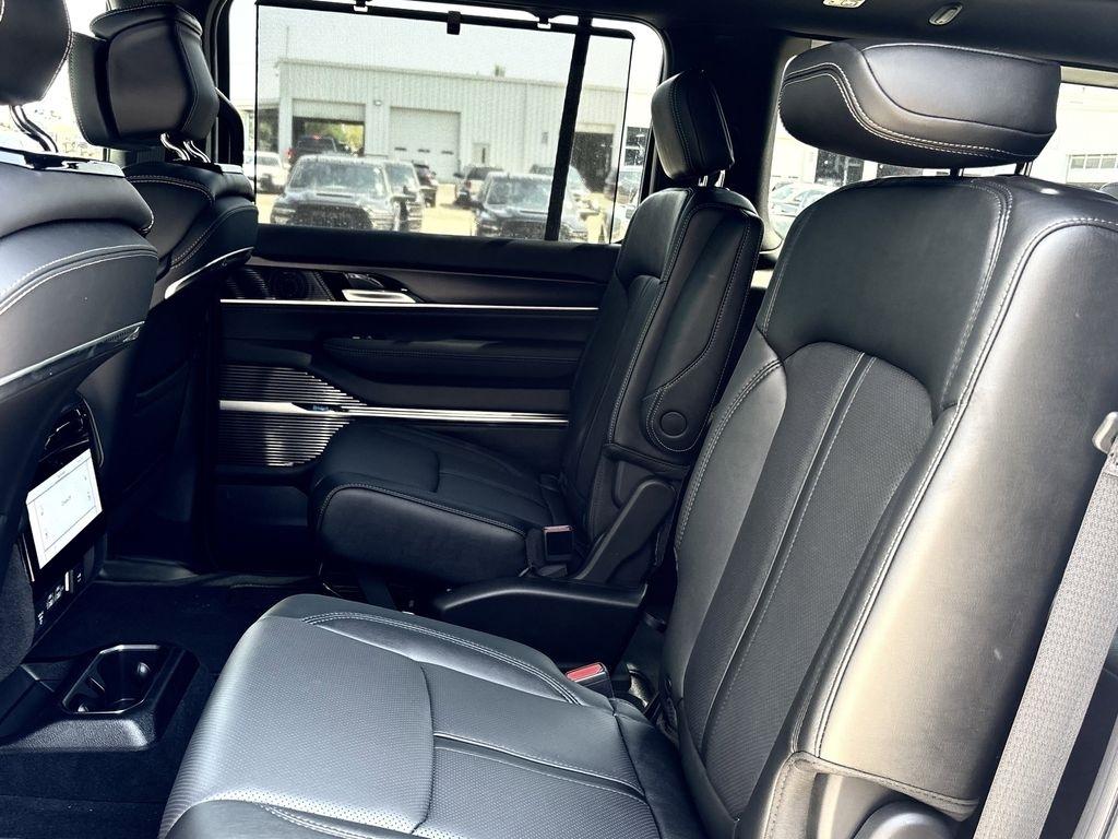 Jeep Grand Wagoneer Base 2026