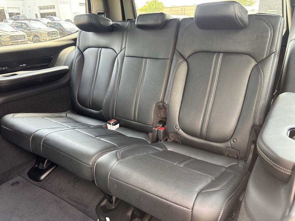 Jeep Grand Wagoneer Base 2026