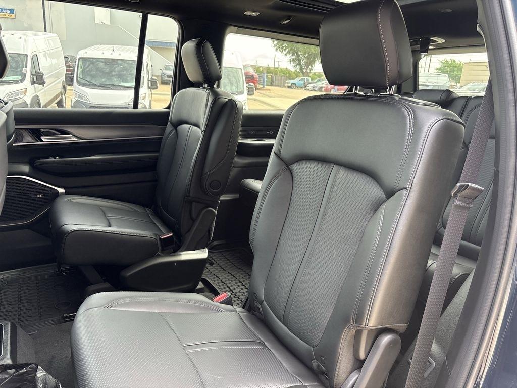 Jeep Wagoneer Base 4WD 2026