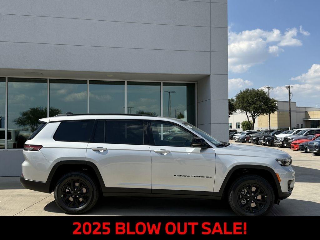 Jeep Grand Cherokee L Laredo 4WD 2025