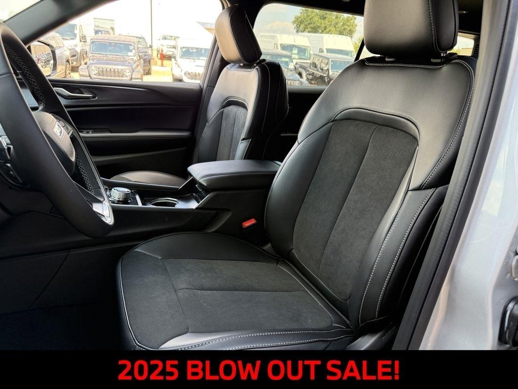 Jeep Grand Cherokee L Laredo 4WD 2025