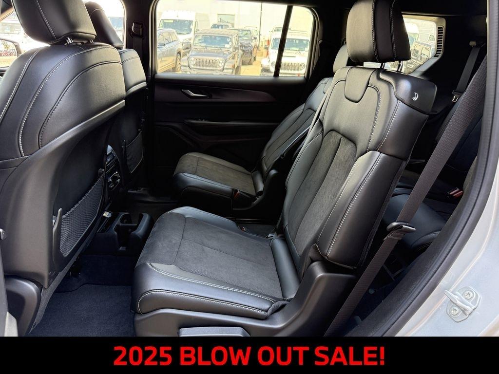 Jeep Grand Cherokee L Laredo 4WD 2025