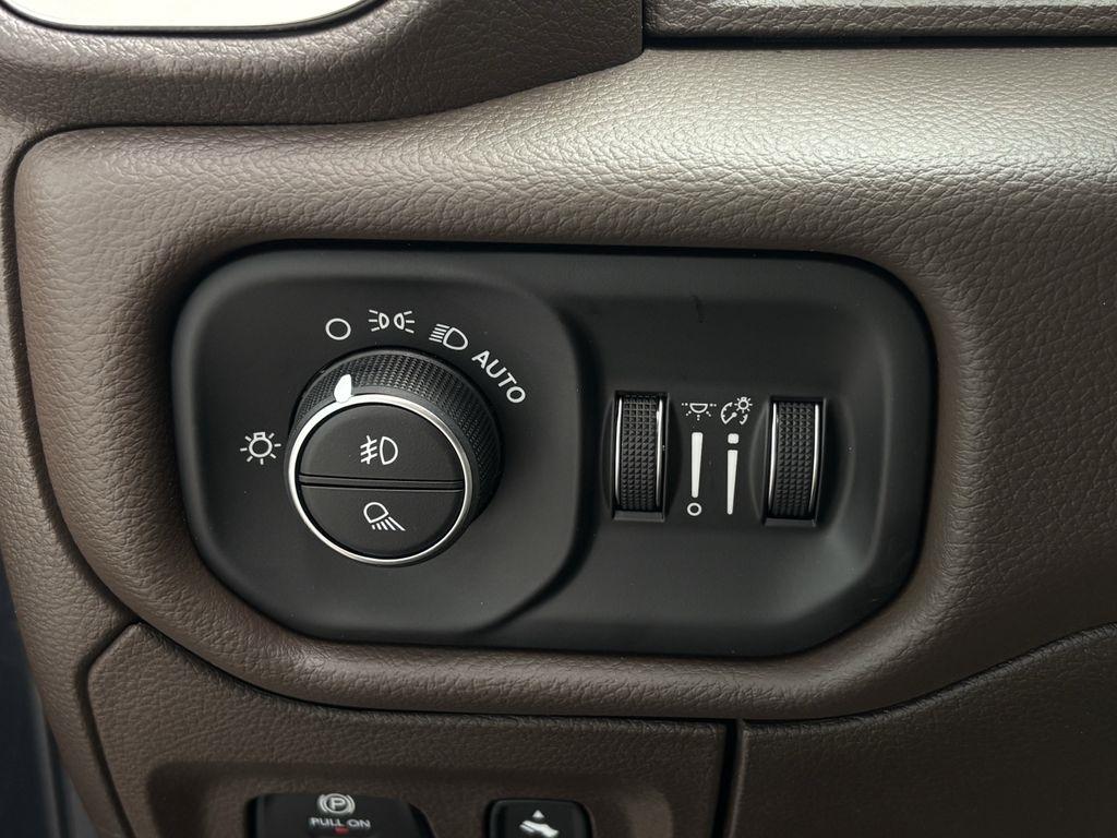 RAM 1500 Laramie Crew Cab SWB 4WD 2026