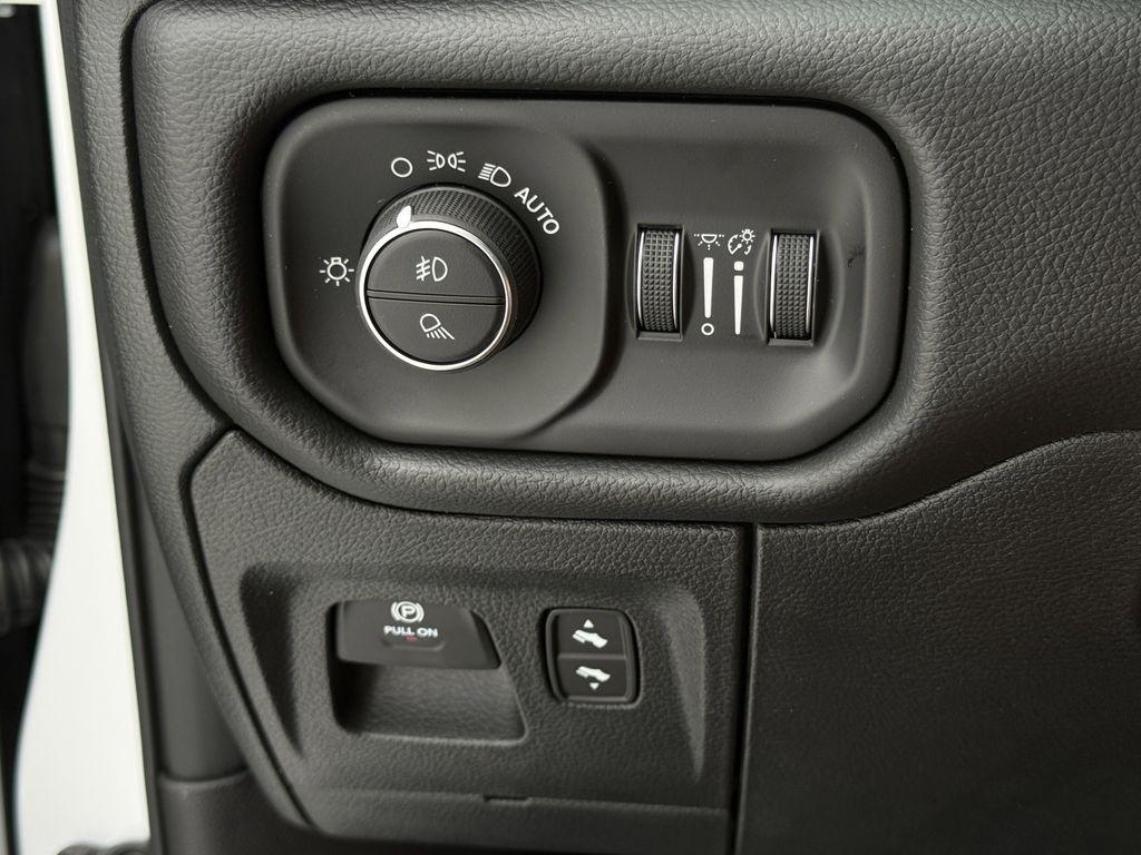 RAM 1500 Big Horn Crew Cab SWB 4WD 2026