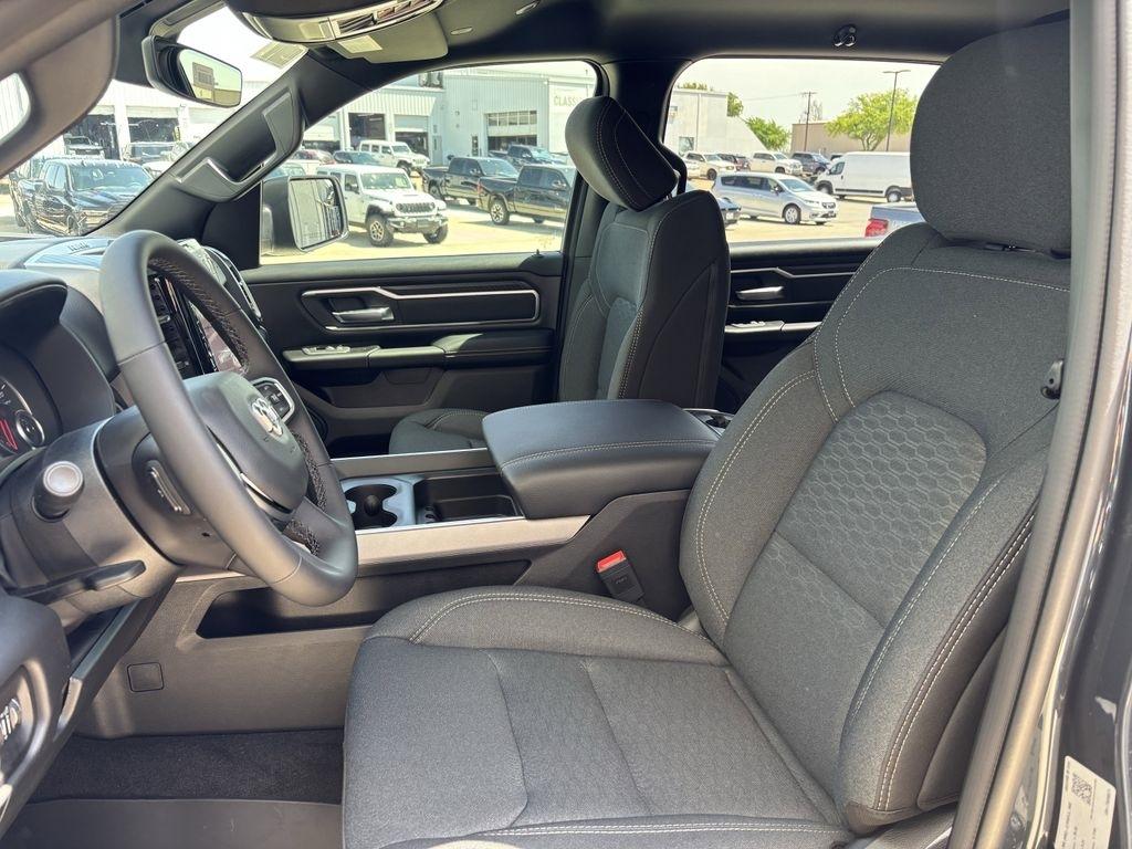 RAM 1500 Big Horn Crew Cab SWB 4WD 2026