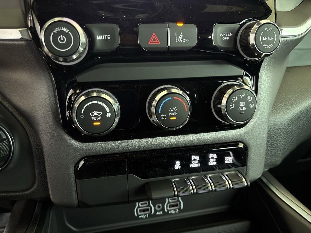RAM 1500 Tradesman Crew Cab SWB 4WD 2026