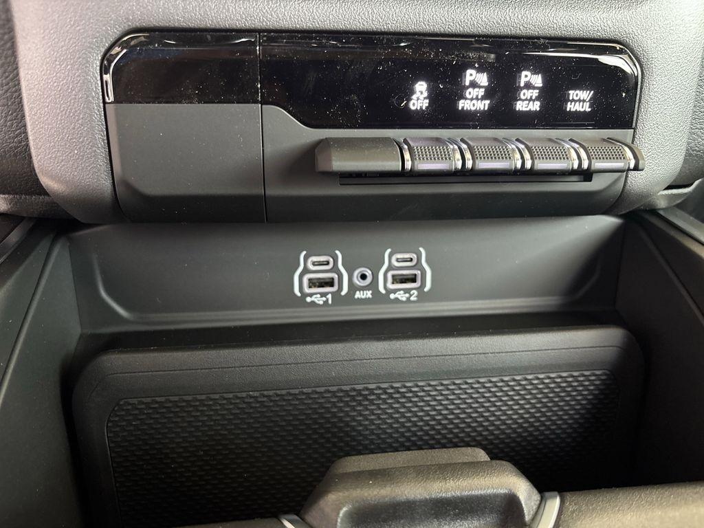 RAM 1500 Tradesman Crew Cab SWB 4WD 2026