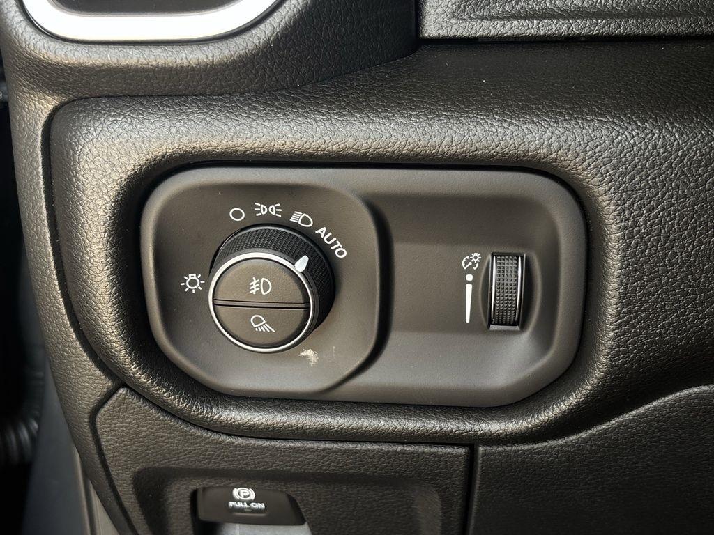 RAM 1500 Tradesman Crew Cab SWB 4WD 2026
