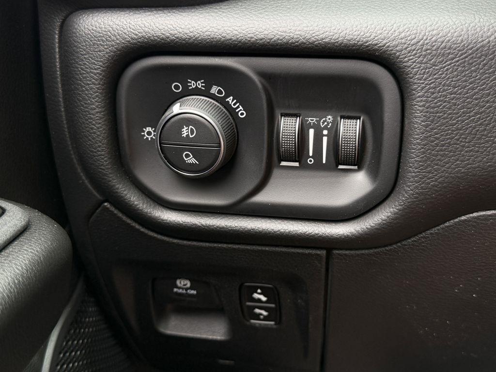 RAM 1500 Big Horn Crew Cab SWB 4WD 2026