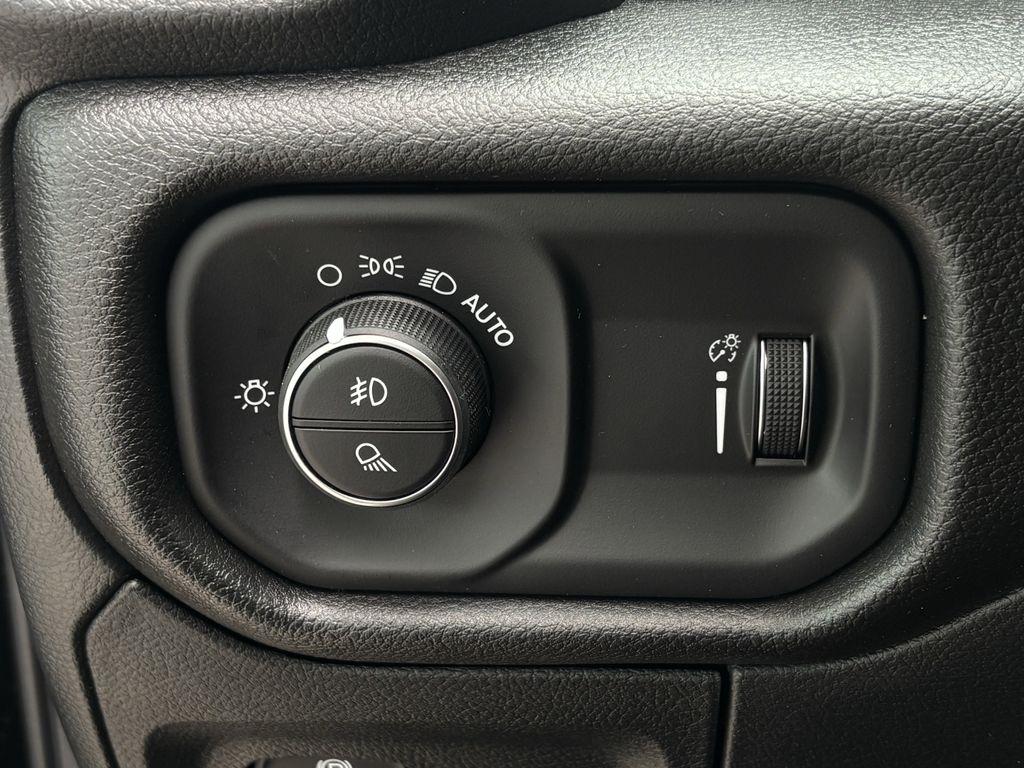 RAM 1500 Tradesman Crew Cab SWB 2WD 2026
