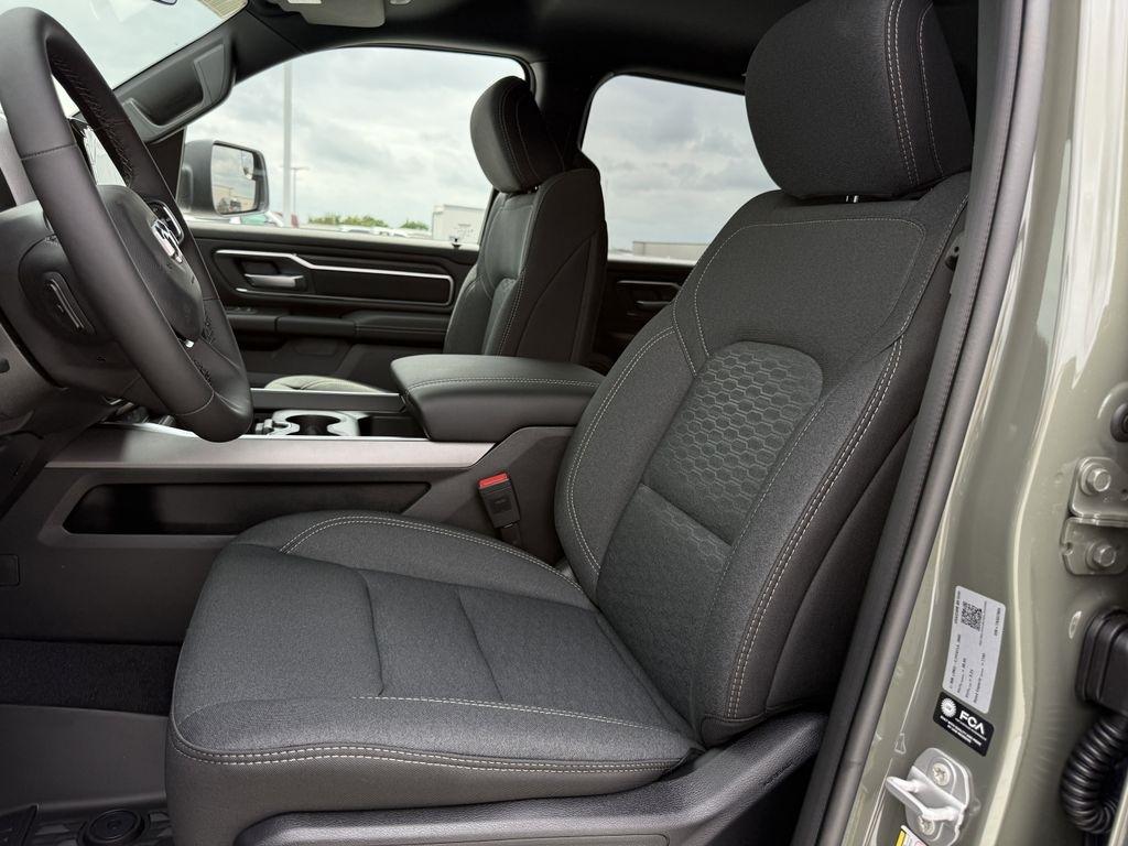 RAM 1500 Big Horn Crew Cab SWB 4WD 2026