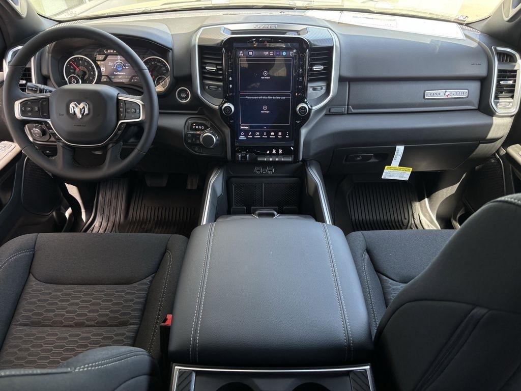 RAM 1500 Big Horn Crew Cab SWB 4WD 2026