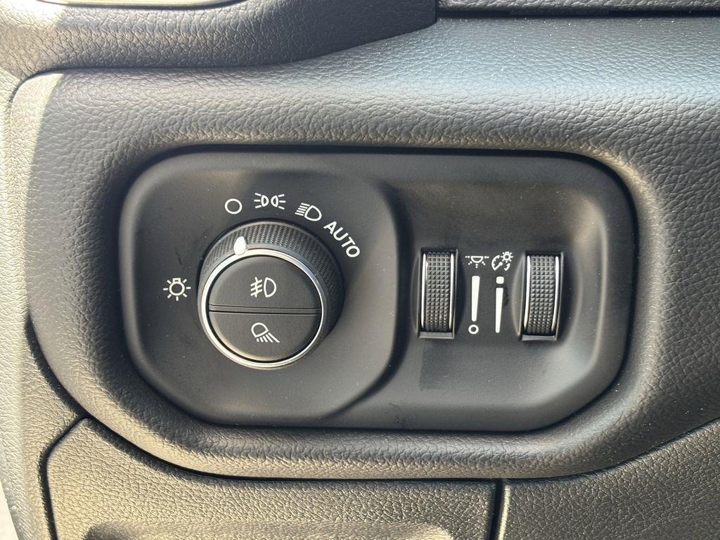 RAM 1500 Big Horn Crew Cab SWB 4WD 2026