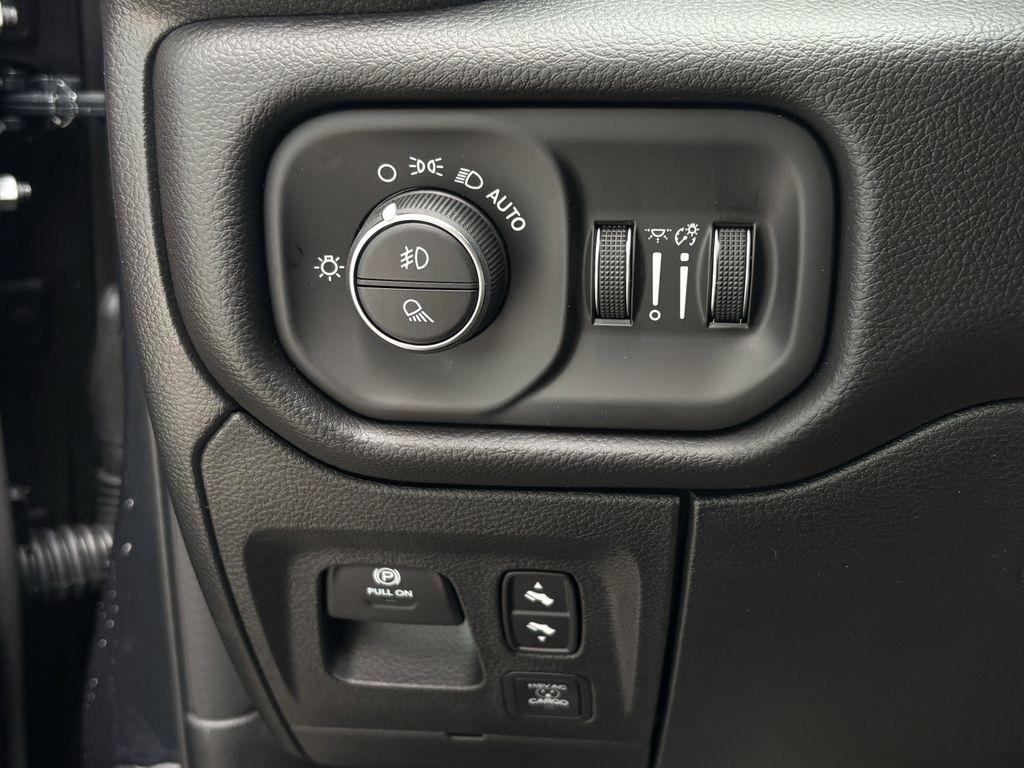 RAM 1500 Rebel Crew Cab SB 4WD 2026