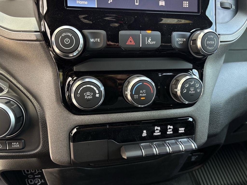 RAM 1500 Tradesman Crew Cab SWB 4WD 2026