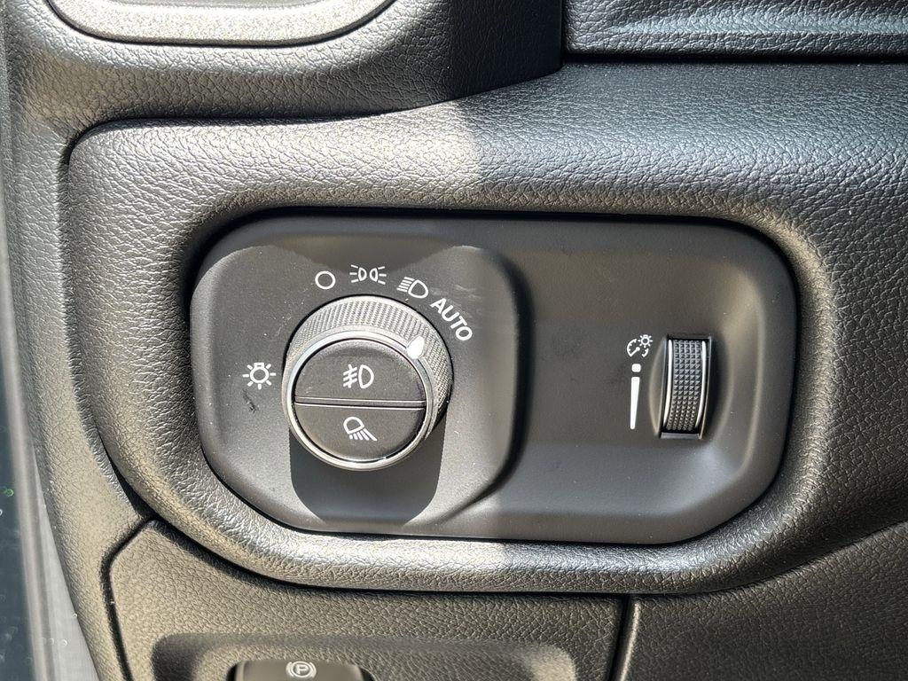 RAM 1500 Tradesman Crew Cab SWB 4WD 2026