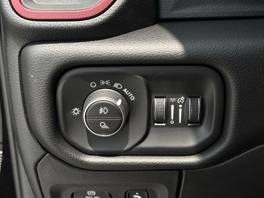 RAM 1500 Rebel Crew Cab SB 4WD 2026