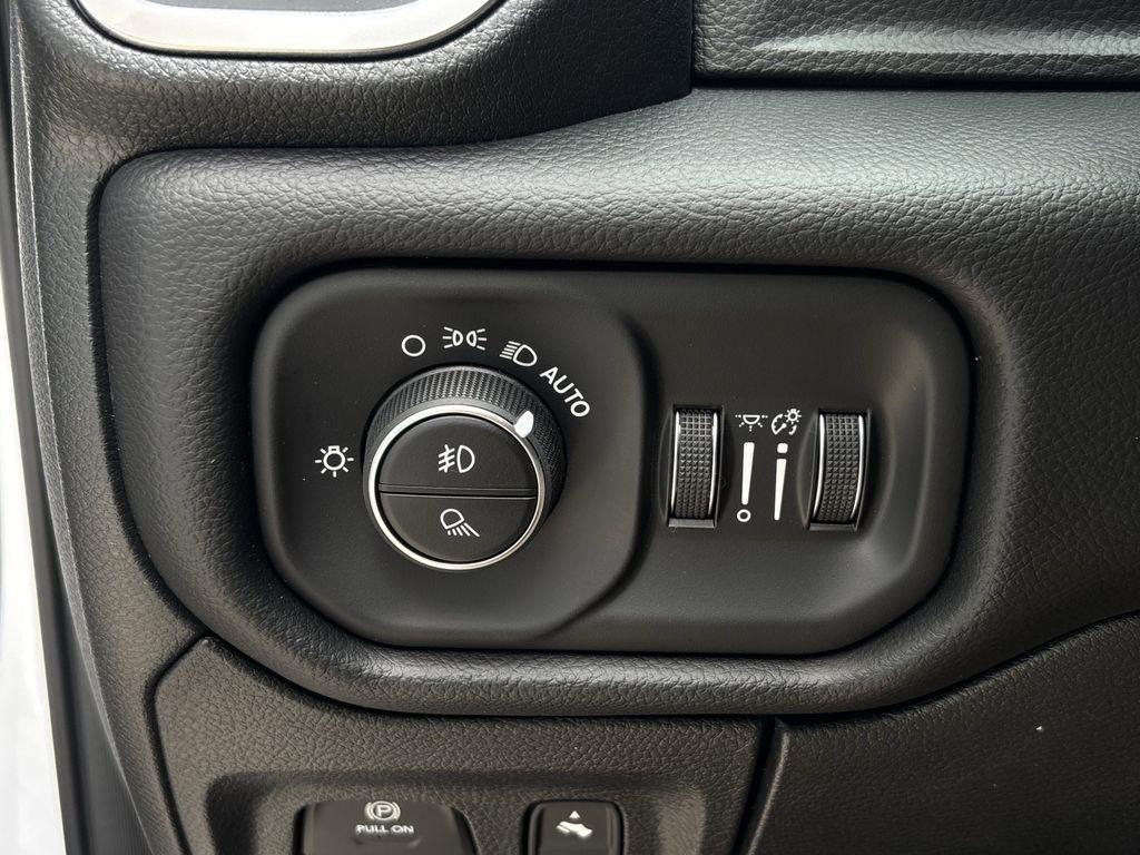 RAM 1500 Big Horn Crew Cab SWB 4WD 2026
