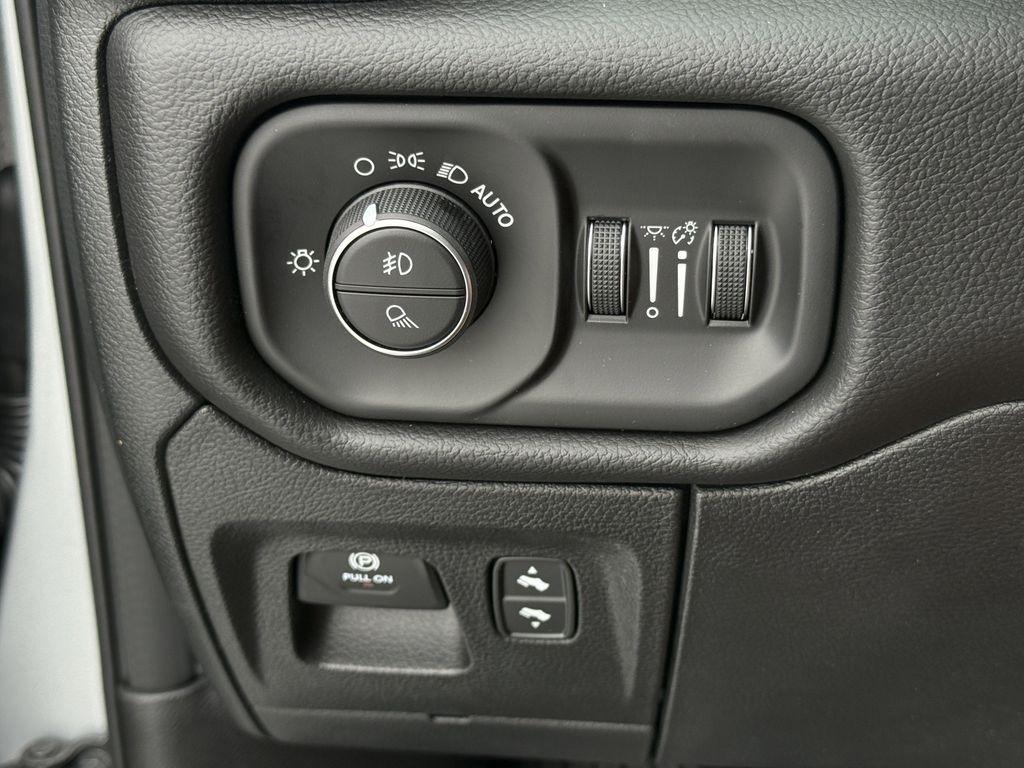 RAM 1500 Big Horn Crew Cab SWB 4WD 2026