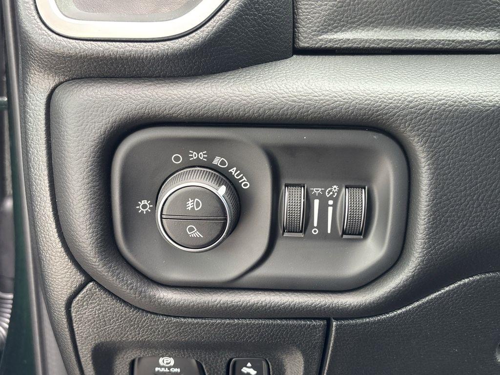 RAM 1500 Big Horn Crew Cab SWB 4WD 2026