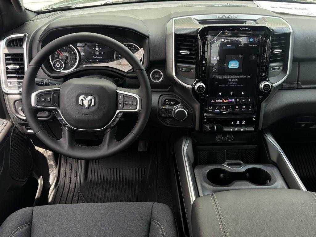 RAM 1500 Big Horn Crew Cab SWB 4WD 2026