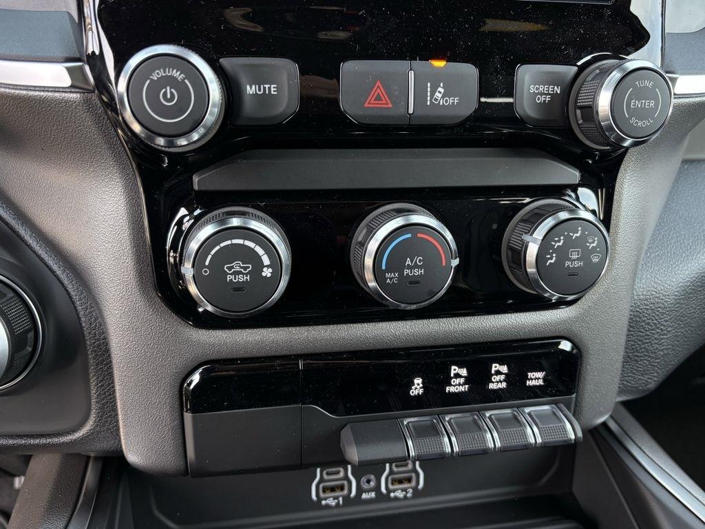 RAM 1500 Tradesman Crew Cab SWB 4WD 2026